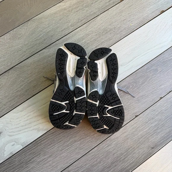 New Balance 2002R Big Kids Shoes - Picture 5 of 7